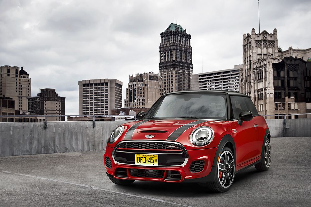 Американцы первыми увидят самую мощную версию нового хэтчбека MINI John Cooper Works. Приставка JCW подразумевает установку спортивной подвески, тормозов Brembo и 17-дюймовых легкосплавных дисков. С четырехцилиндровым турбомотором объемом 2,0 литра и мощностью 228 л. с. хэтч способен разгоняться до 100 км/ч за 6 секунд.
