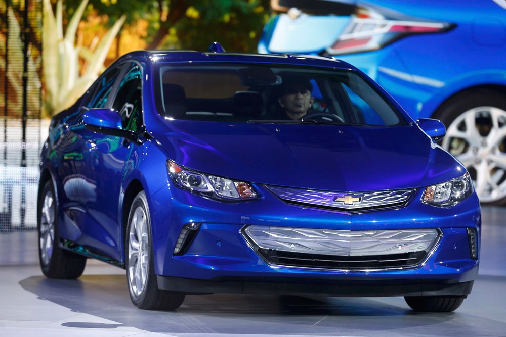 Второе поколение гибрида Chevrolet Volt приоткрыли в Лос-Анджелесе, а премьера новинки состоится в Детройте. Машина получит доработанную и облегченную силовую установку: 1,5-литровый бензиновый мотор с очень высокой (12,5) степенью сжатия и более емкие аккумуляторы, позволяющие проезжать большее расстояние на электротяге.