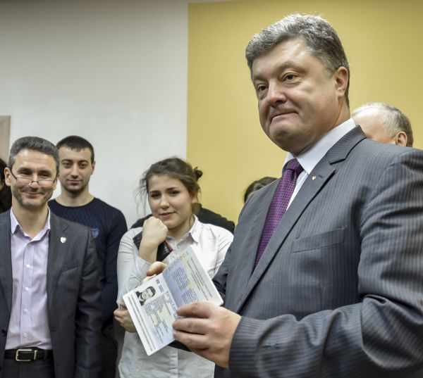 Петр Порошенко получает биометрический паспорт