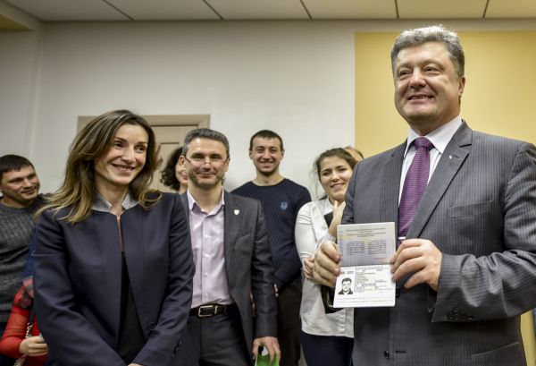 Петр Порошенко получает биометрический паспорт