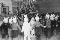 В блокаду для 50 тысяч детей организовали новогодние ёлки.
