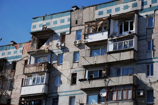 Разрушенный жилой дом в районе аэропорта города Донецка.