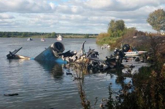 Обломки самолета Як-42, на борту которого находилась ярославская хоккейная команда «Локомотив».