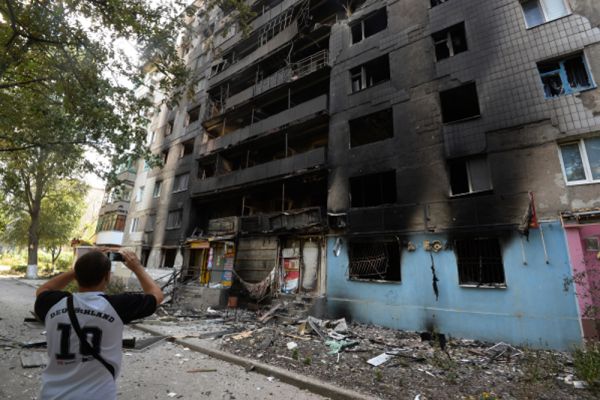 Многоэтажные жилые дома, разрушенные в результате обстрелов украинской армией Шахтерка.