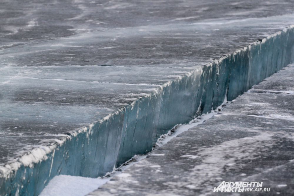 На льду уже вырезана ледяная канавка для забора воды.