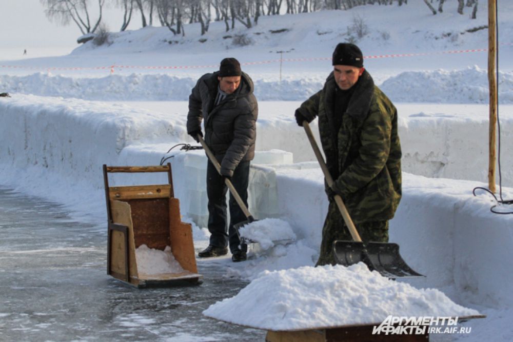 Чтобы добраться до льда, мастерам приходится помахать лопатой. Снега на водохранилище много.
