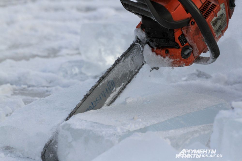 Лед режут обычными бензопилами.