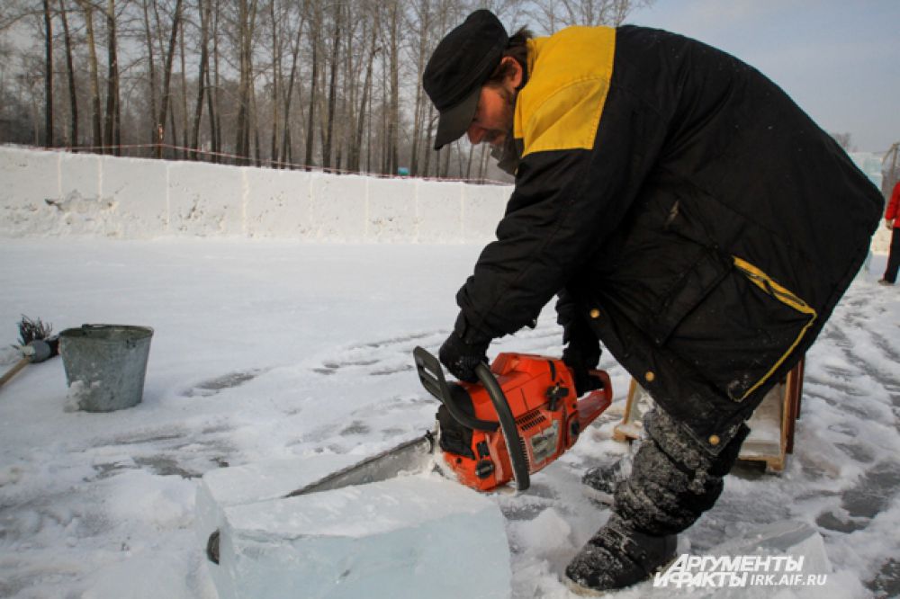 Лед режется довольно легко, даже не верится, что твердое вещество поддается бензопиле как масло.