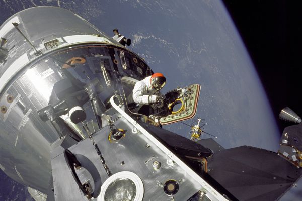 Отныне космические туристы, как настоящие космонавты, могут выходить в открытый космос, цена новой услуги — 15 миллионов долларов.