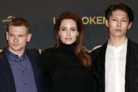 Джек О’Коннелл, Анджелина Джоли, Такамаса Исихара на премьере фильма "Несломленный".