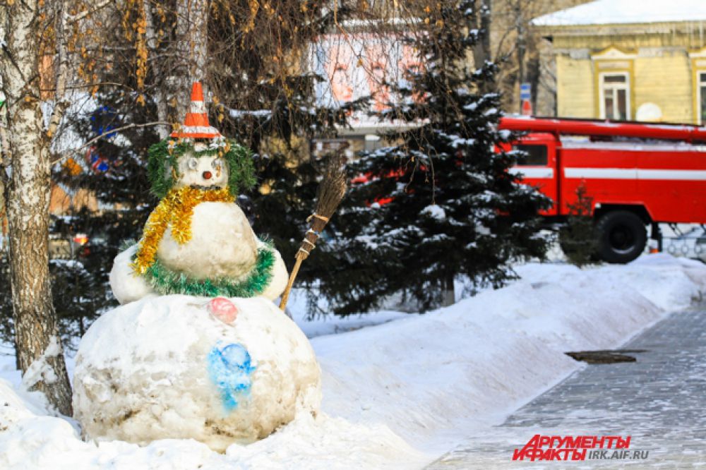 Благодаря тому, что часть находится в центральной части Иркутска, снежными людьми могут полюбоваться многие иркутяне.