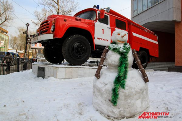 Снеговиков слепили прямо во дворе пожарной части на ул. Дзержинского.