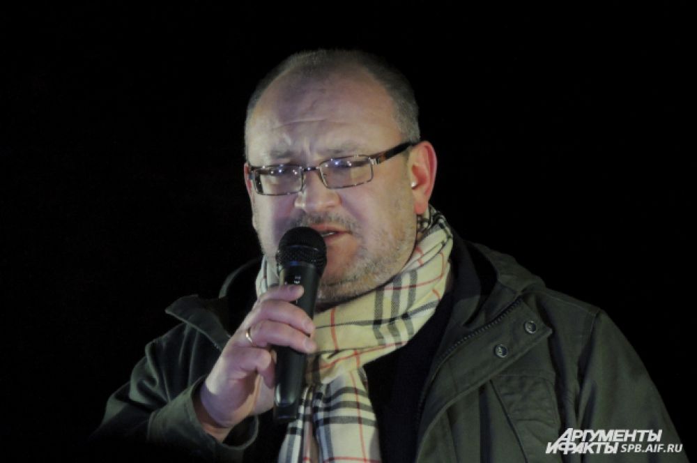 Митинг открыл депутат Максим Резник.