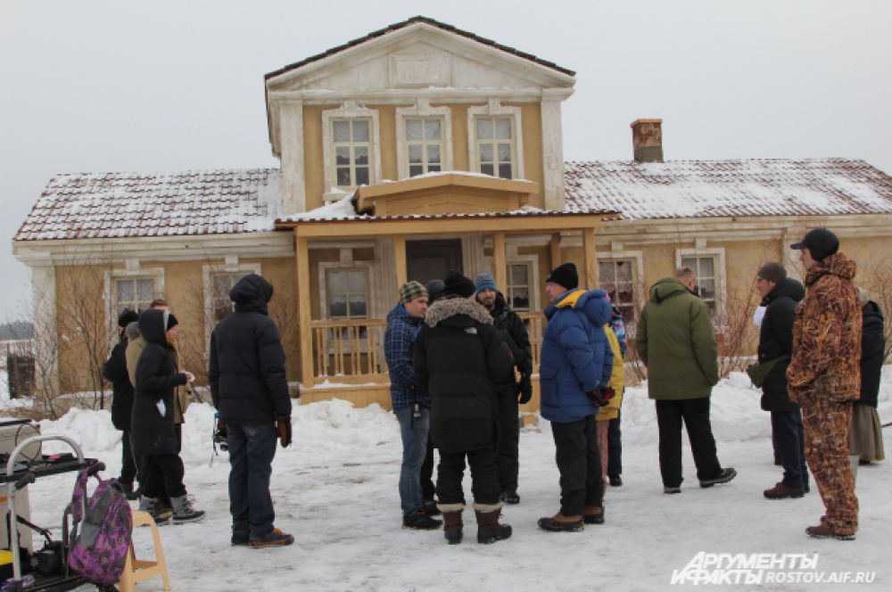 Сцена происходит в имении помещика Листницкого, куда Григорий с Аксиньей уходят из Татарского.