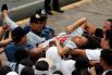 16 января. Манила. Девушка потеряла сознание во время ожидания Папы Франциска. 