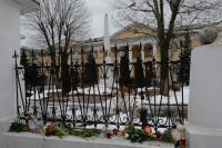 Цветы и свечи у ограды посольства Армении в Москве, принесенные жителями города в связи с трагедией в Гюмри.