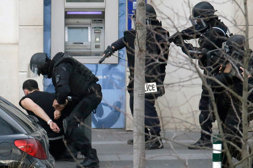 По информации France Info, мужчина, захвативший заложников, психически неуравновешенный. Ранее он сам связался с полицейскими, сообщив о захвате людей.