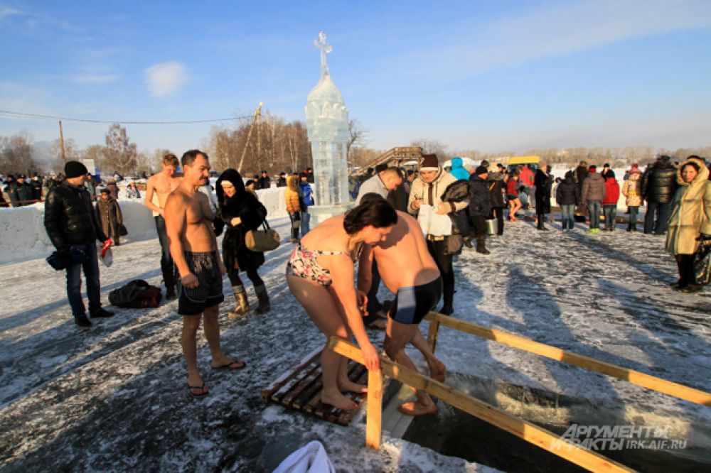 На льду иркутского водохранилища сегодня с самого утра людно.
