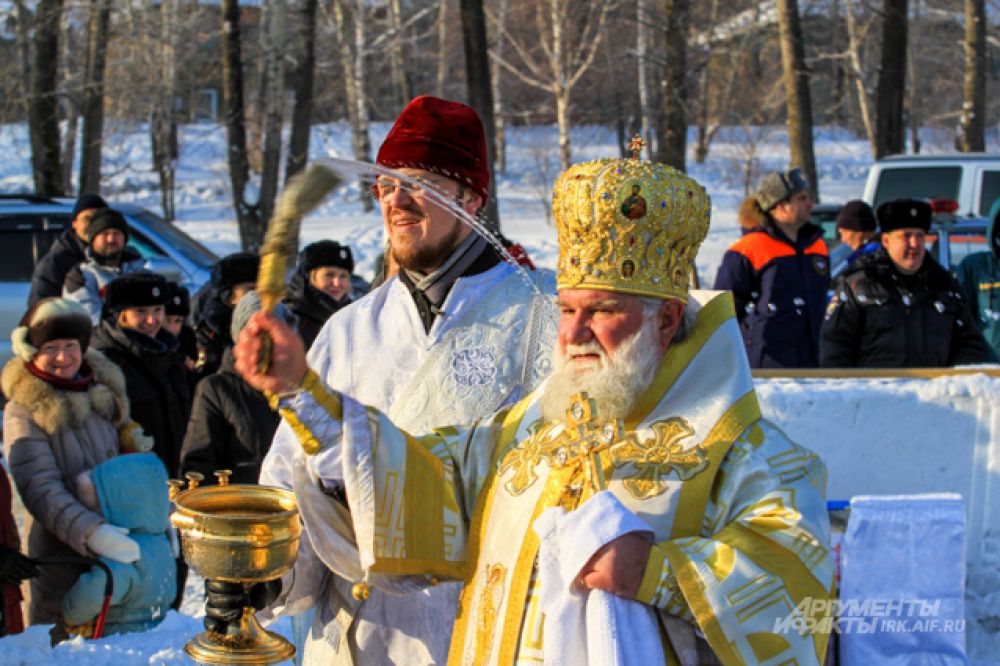 Предварительно воду освятили.