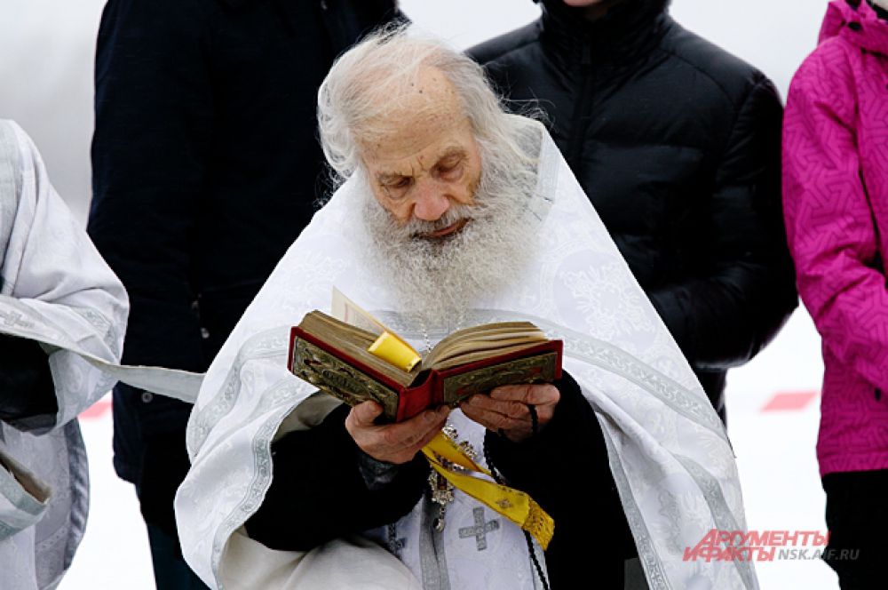 Перед купанием священник обязательно прочитал все молитвы и благословил всех присутствующих