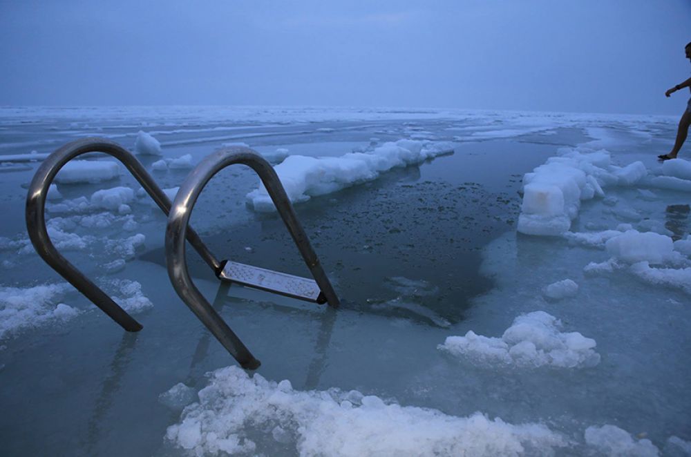 Бойцы полка «Азов» искупались на Крещение в Азовском море