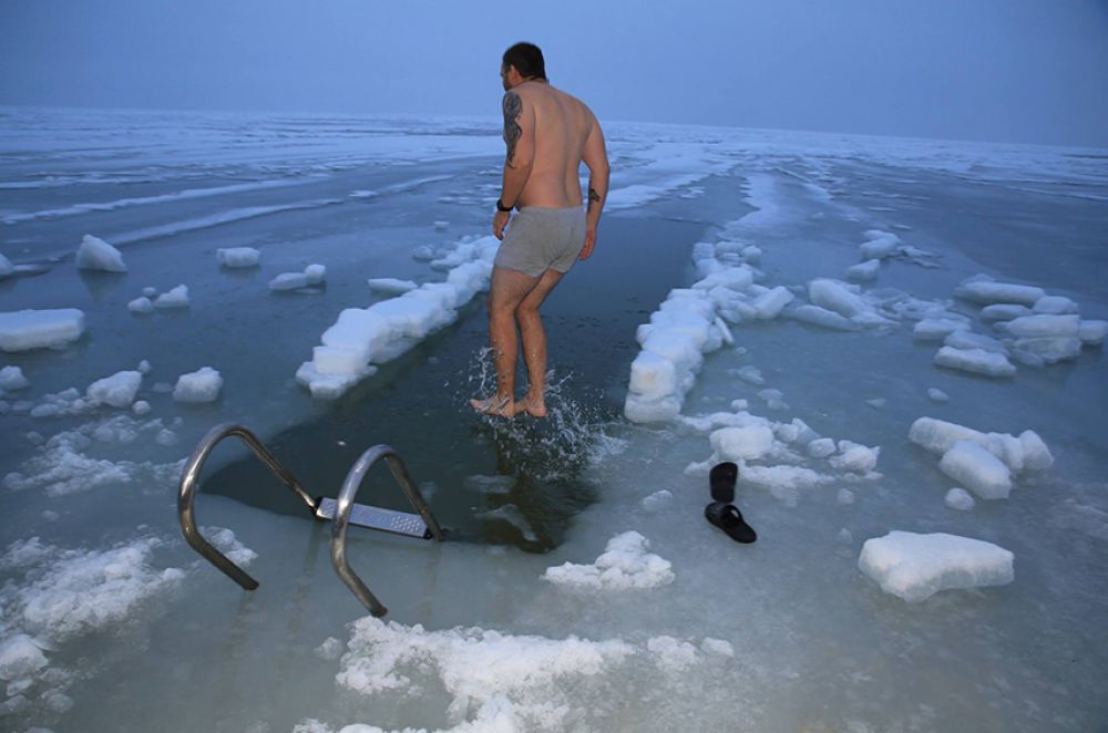 Бойцы полка «Азов» искупались на Крещение в Азовском море