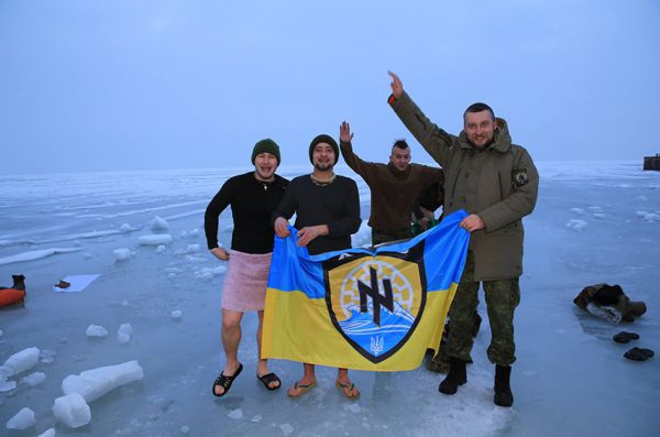 Бойцы полка «Азов» искупались на Крещение в Азовском море