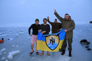 Бойцы полка «Азов» искупались на Крещение в Азовском море