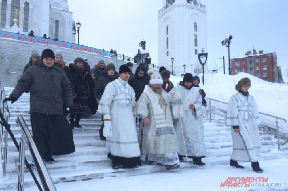 В 11:00 от Храма стартовала процессия – Крестный ход во главе с Епископом Павлом.