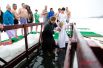 Дети редко заходят в крещенские купели, но девочка при поддержке мамы самостоятельно окунулась по пояс в воду