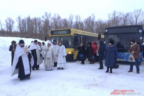 Специально для прихожан были организованы автобусы. На них желающие могли поехать на Иртыш и поучаствовать в освящении иорданей.