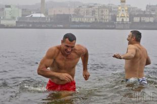 Виталий и Владимир Кличко окунулись в Днепр