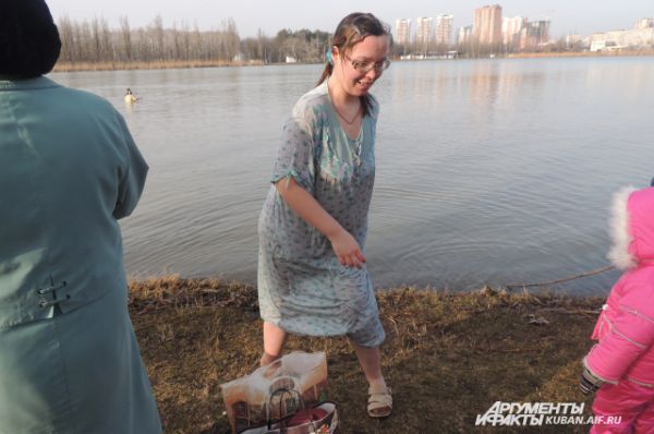 Пришли окунуться в освященной воде и люди с ограниченными возможностями здоровья.