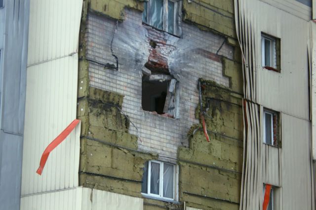 Жилой дом в районе железнодорожного вокзала, поврежденный в результате обстрела украинскими силовиками.