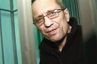 Девушек он легко располагал к себе обворожительной улыбкой.