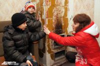 Татьяна Оропай ютится вместе с детьми в старом доме с текущей крышей.