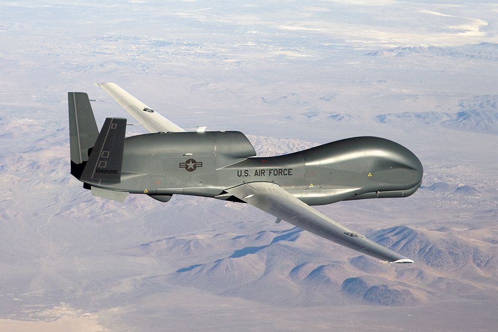 Euro Hawk первым в мире совершил трансатлантический перелет беспилотника. RQ-4 выполнен по нормальной аэродинамической схеме. Крыло полностью изготовлено из композиционного материала на основе углеволокна. V-образное хвостовое оперение, также сделано из композиционных материалов. Фюзеляж изготовлен из алюминиевых сплавов и представляет собой полу-монокок. Его размах крыльев равен примерно 35 метрам, длина — 13,3 метрам, а взлетный вес приближается к 15 тоннам.