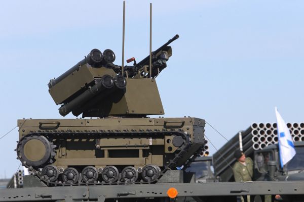 Российский ударный боевой роботизированный комплекс «Платформа-М». Предназначен для разведки и уничтожения подвижных и стационарных целей, обеспечения огневой поддержки и охраны стратегических объектов.