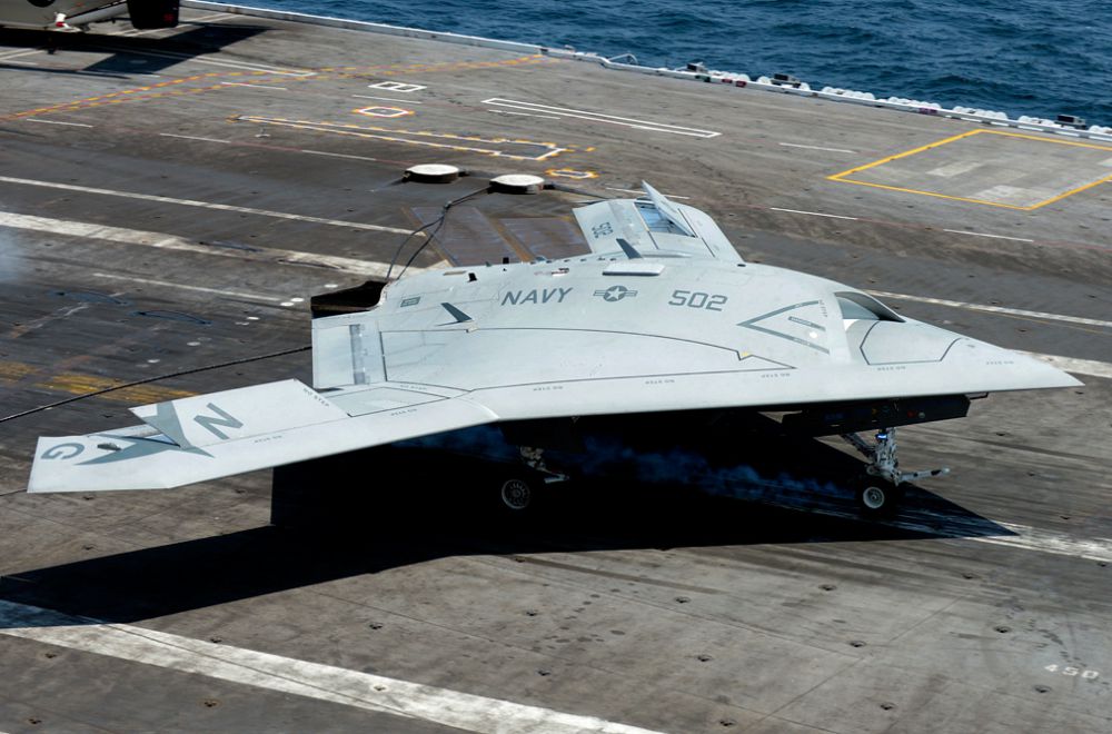 Реактивный беспилотник X-47, производства компании Northrop Grumman. Аппарат представляет собой автономную систему, которая может самостоятельно выполнять боевые задачи. Одной из особенностей беспилотника – является то, что он, по сути, малоразмерная версия бомбардировщика B-2 и X-47, малозаметен для радаров и оснащён системой автономной дозаправки в воздухе.