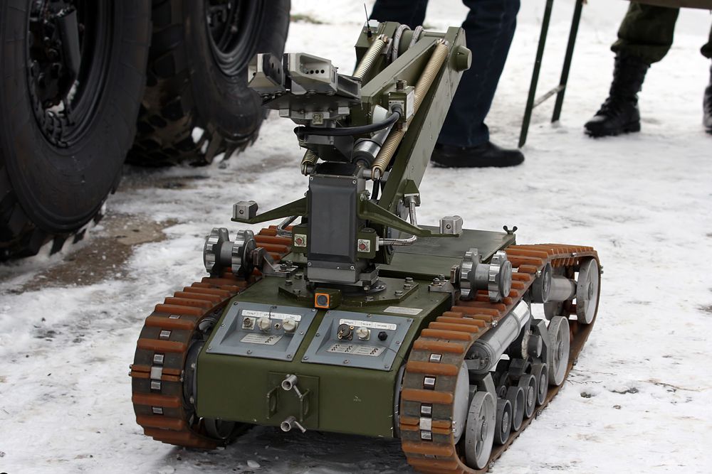МРК-46 – Мобильный робот, используется в комплексе радиобиохимической разведки. Управляется дистанционно с расстояния до 2000 м.