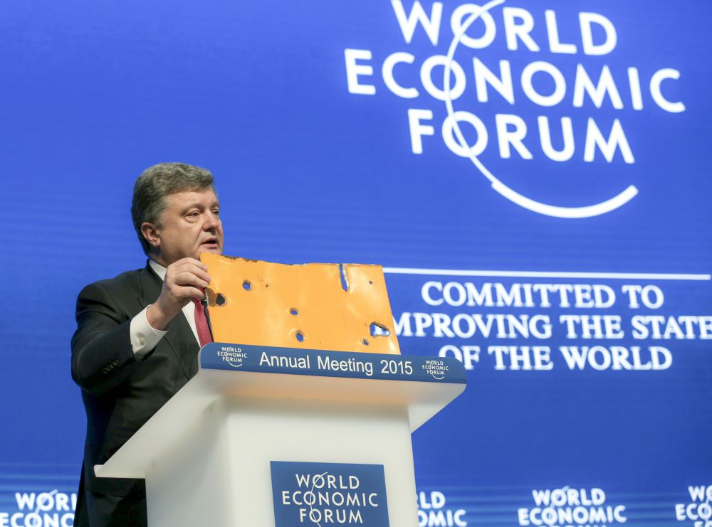 Петр Порошенко показывает фрагмент автобуса, который попал под обстрел