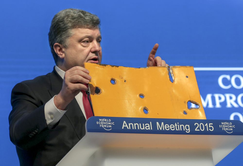 Петр Порошенко привез на форум в Давос фрагмент автобуса из Волновахи