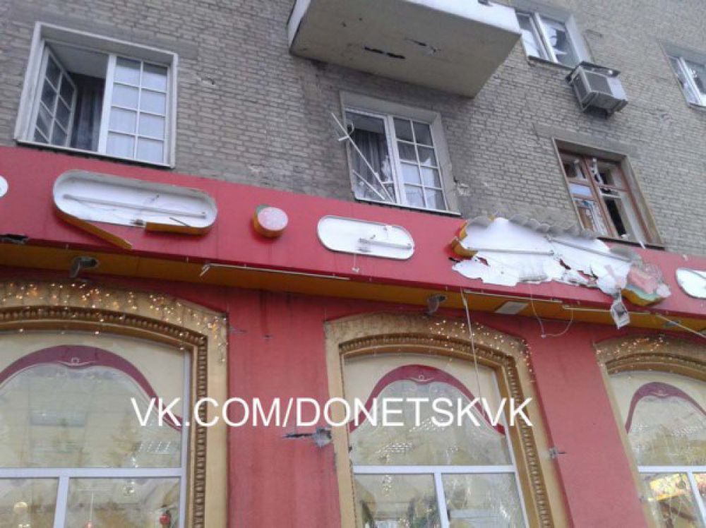 В Донецке на трамвайной остановке разорвался снаряд