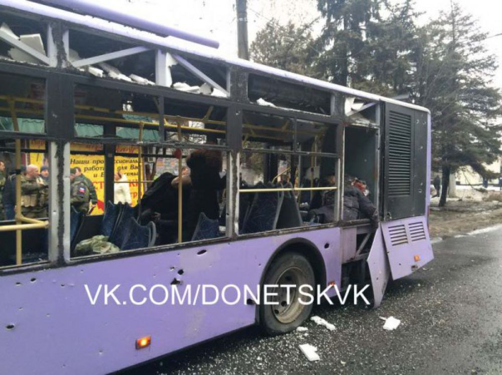 В Донецке на трамвайной остановке разорвался снаряд
