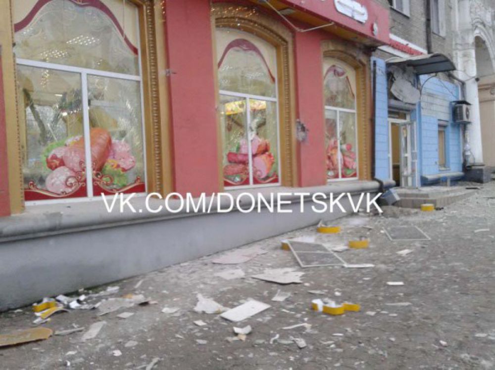 В Донецке на трамвайной остановке разорвался снаряд