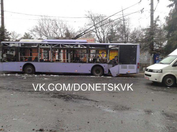 В Донецке на трамвайной остановке разорвался снаряд
