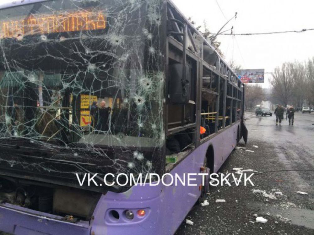 В Донецке на трамвайной остановке разорвался снаряд