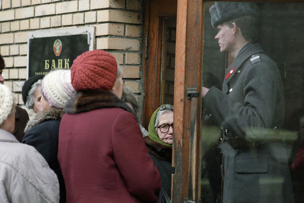 По заявлениям властей, эта мера должна была заморозить нетрудовые доходы, средства спекулянтов, коррупционеров, теневого бизнеса и фальшивые деньги, а в результате сжать денежную массу и остановить инфляцию.