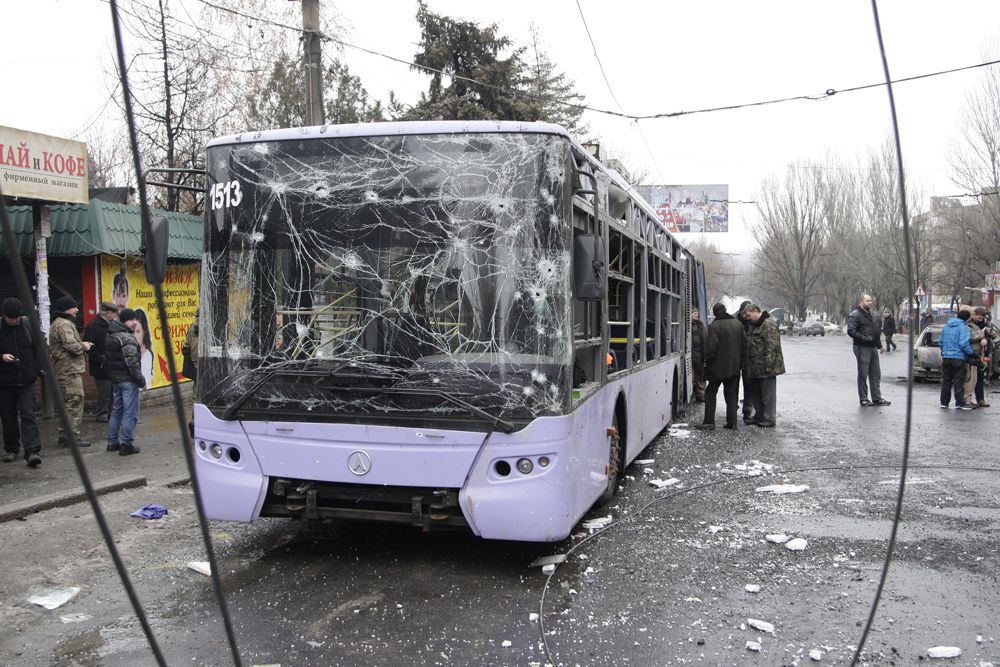 22 января. Тролейбус, обстрелянный на остановке общественного транспорта в Ленинском районе Донецка.