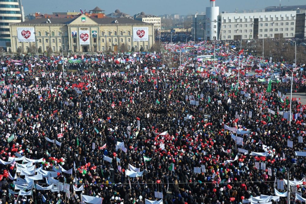 19 января. Верующие на акции протеста против публикации карикатур на пророка Мухаммеда в Грозном.